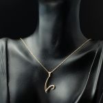 V Harfi 14 Ayar Altın Kolye resmi