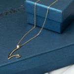 V Harfi 14 Ayar Altın Kolye resmi