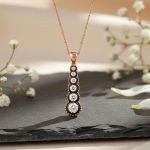 0,35 Karat Dikey Elmas Kolye